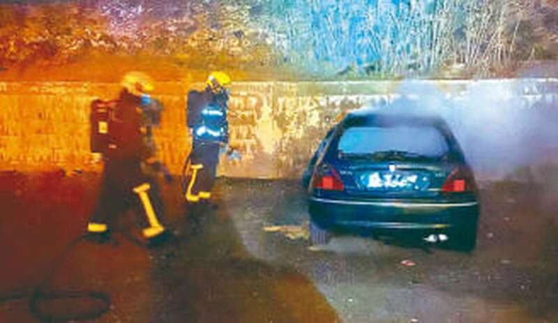 Los bomberos del parque zonal de Telde en las labores de extinción (Foto TA)